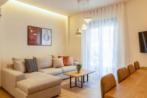 Posedenie v ubytovaní IO SUITES