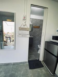 ein Badezimmer mit Waschbecken, Toilette und Spiegel in der Unterkunft Yogo Place in Nahariyya in Naharija + 14 Fotos