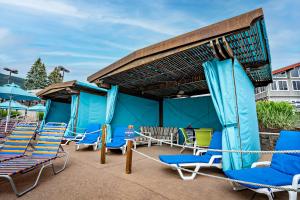 een groep stoelen en parasols op een patio bij Camelback Resort in Tannersville