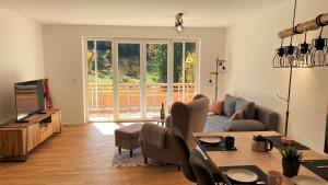 uma sala de estar com um sofá e uma mesa em Wiesenquell Apartment Feldberg em Feldberg