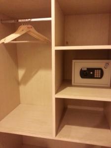 ein kleiner Schrank mit einer Mikrowelle in einem Zimmer in der Unterkunft Hotel Arina Inn in Neu-Delhi