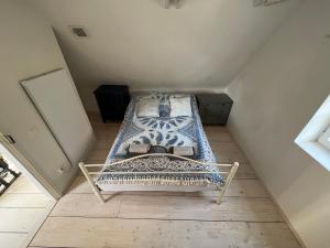 Łóżko lub łóżka w pokoju w obiekcie Dom po schodkach