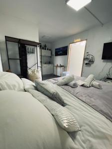 Ένα ή περισσότερα κρεβάτια σε δωμάτιο στο Yogo Place in Nahariyya