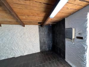 Telewizja i/lub zestaw kina domowego w obiekcie Dom po schodkach