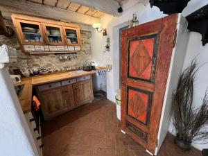Kuchnia lub aneks kuchenny w obiekcie Dom po schodkach