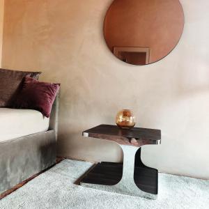 uma sala de estar com uma mesa e um espelho em Dandelion Como Suites & Park em Villa Guardia