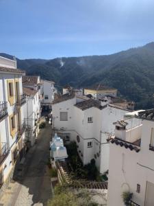 une vue aérienne sur une ville avec des bâtiments blancs dans l'établissement Casa Isabel, naturaleza y descanso en la serranía., à Jubrique