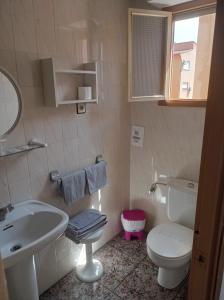 een badkamer met een wit toilet en een wastafel bij Hotel Arce in San Pedro del Pinatar