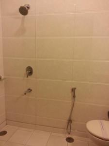 uma casa de banho com chuveiro e WC em Hotel Arina Inn em Nova Deli