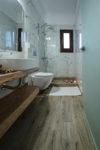 een badkamer met een bad, een wastafel en een toilet bij Stilvi in Tsagarada