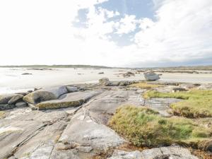 CladdaghduffにあるRealt na Maidneの岩と海を背景にした海岸