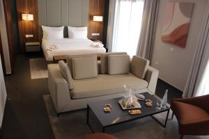 Una cama o camas en una habitación de ZEPHYR Ifrane