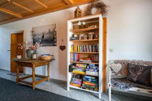 Zimmer mit Bücherregal und Schreibtisch in der Unterkunft Allgäutraum Ferienwohnung Nr. 9 in Kempten