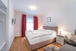 une chambre avec un lit et un canapé dans l'établissement Apartment Ski&Nature "Grosseck", à Mauterndorf