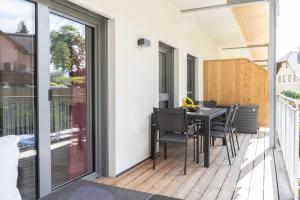 un patio avec une table et des chaises sur un balcon dans l'établissement Apartment Ski&Nature "Grosseck", à Mauterndorf