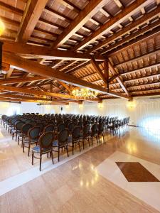 ein großer Raum mit vielen Stühlen darin in der Unterkunft Hotel Villa Braida in Mogliano Veneto