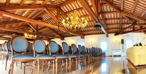 eine Gruppe von Stühlen in einem Zimmer mit einem Kronleuchter in der Unterkunft Hotel Villa Braida in Mogliano Veneto