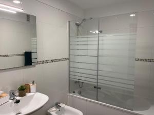 une salle de bain avec une douche en verre et un lavabo dans l'établissement Casa Fatima, à Santa Cruz de la Palma 28 autres photos