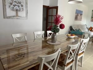 聖克魯斯－德拉帕爾馬的住宿－Casa Fatima，一间带木桌和椅子的用餐室
