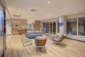 a lobby with a couch and chairs and a table at Transamerica Fit Rio Verde in Rio Verde