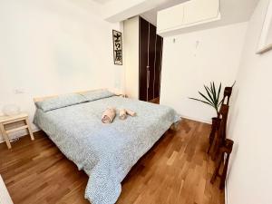 een slaapkamer met een bed met twee schoenen erop bij Mi Casita in Bologna