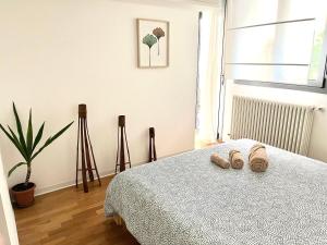 een slaapkamer met een bed met twee slippers erop bij Mi Casita in Bologna