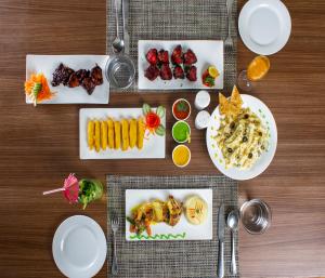 una mesa con platos de comida encima en Yashshree Kanishka, en Gangtok