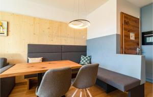 uma sala de jantar com uma mesa de madeira e cadeiras em Beautiful Apartment In Zams With Wifi em Zams
