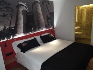 Giường trong phòng chung tại BONNIES Suites & Spa Valencia