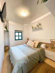 1 dormitorio con 1 cama grande en una habitación en Apartamentos Sapoconcho by ALÔGA en Cee