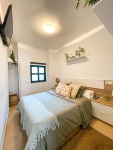 A bed or beds in a room at Apartamentos Sapoconcho by ALÔGA