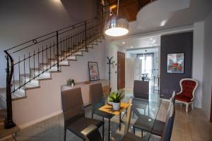 a dining room with a glass table and a staircase at MaMAn in Montà