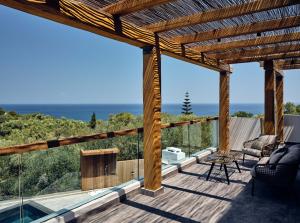 una terraza de madera con vistas al océano en Galena Verde Luxury Villas, By ThinkVilla, en Akrotiri