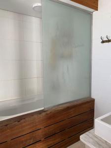 W łazience znajduje się prysznic, wanna i umywalka. w obiekcie Lovely 1-bedroom apartment with pool view in Diar el Rabwa w Szarm el-Szejk