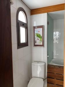 łazienka z toaletą, umywalką i oknem w obiekcie Lovely 1-bedroom apartment with pool view in Diar el Rabwa w Szarm el-Szejk