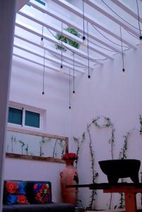sala de estar con techo con luces en Casa RM26 CoLiving & Travel Roma Norte, CDMX en Ciudad de México