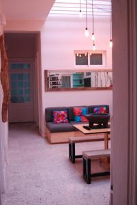 sala de estar con sofá y mesa en Casa RM26 CoLiving & Travel Roma Norte, CDMX en Ciudad de México