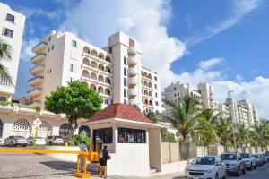 ein großes weißes Gebäude mit einem Pavillon davor in der Unterkunft cancun marlin 32 in Cancún