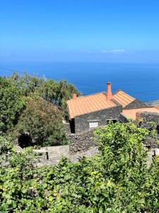 uma casa no topo de uma colina com árvores em Las Adelfas em Valverde