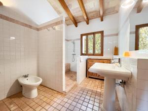 a bathroom with a toilet and a sink and a shower at Finca Binifarda Dor in Felanitx
