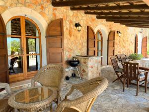 Habitación con patio con mesa y sillas. en Finca Binifarda Dor, en Felanitx