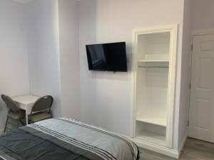 TV a/nebo společenská místnost v ubytování Ibrox Argyll Inn