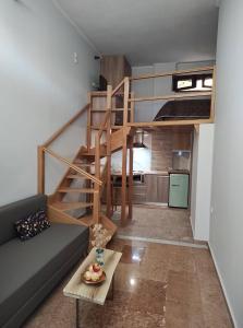 uma sala de estar com uma cama alta e uma escada em Lakmos Studios em Ioannina