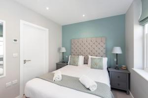 1 dormitorio con 1 cama blanca grande y 2 almohadas en The Hastings, Lower Borough Walls, en Bath