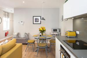 cocina y sala de estar con mesa y sillas en The Hastings, Lower Borough Walls, en Bath