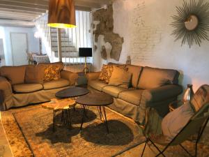 una sala de estar con un sofá y una mesa en Casa de la vega, en Almodóvar del Río