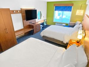 una camera d'albergo con due letti e una televisione di Holiday Inn Express & Suites - Dahlonega - University Area, an IHG Hotel a Dahlonega