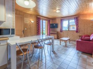 ラ・クリュサにあるAppartement La Clusaz, 3 pièces, 6 personnes - FR-1-437-29のキッチン、リビングルーム(テーブル、椅子付)