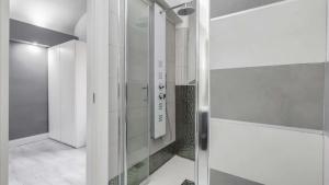 ローマにあるScipioni Best Roomsのバスルーム(シャワー、ガラスドア付)