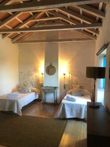 Un dormitorio con dos camas en una habitación. en Casa de la vega, en Almodóvar del Río 28 fotos más